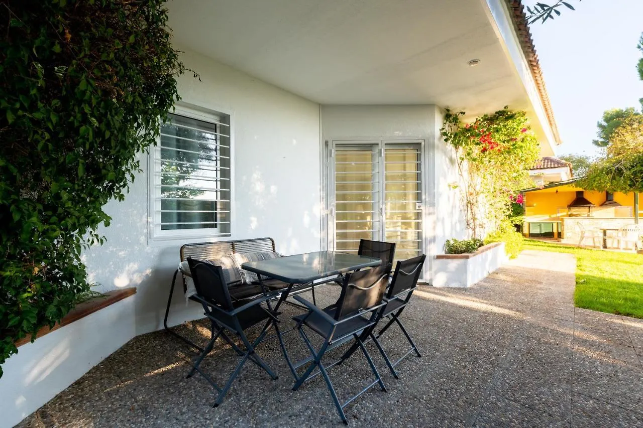 Holi-Rent Colina Blanca Villa Camas Holiday home